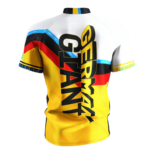 Das Bild zeigt das "Target Coolplay Gabriel Clemens 2025 Dartshirt" von hinten. Auf dem Shirt steht in großen Buchstaben "German Giant" und es ist in den Farben der deutschen Flagge gestaltet.