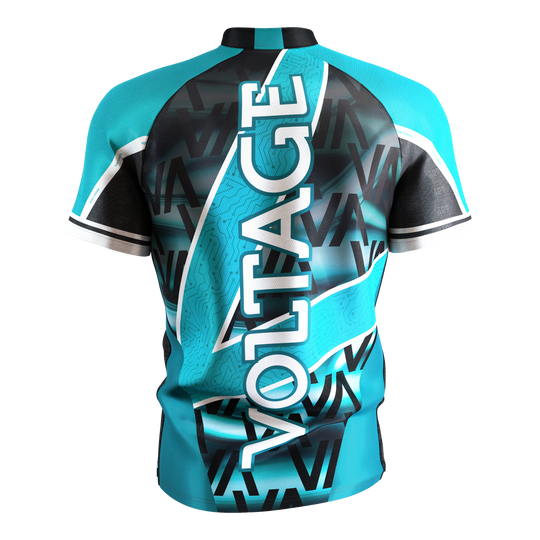 Das Bild zeigt das "Target Coolplay Rob Cross 2025 Dartshirt" in Türkis und Schwarz. Auf der Rückseite steht groß das Wort "VOLTAGE".