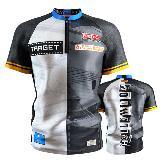 Dieses Bild zeigt das "Target Coolplay Chris Dobey 2025 Dartshirt" von vorne und hinten. Das Shirt hat ein modernes, schwarz-weißes Design mit gelben Akzenten und mehreren Sponsorenlogos.