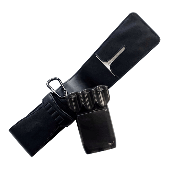 Cameo Thread Dart Case Das Bild zeigt ein schwarzes Dart-Etui mit einem Kunststoff-Behälter und Karabiner. Das Etui ist offen dargestellt, sodass das Innere sichtbar ist.