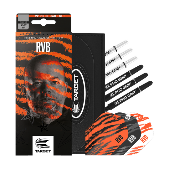 Das Bild zeigt das Produkt "Target Raymond Van Barneveld Brass Softdarts - 18g" mit Zubehör. Auf der Verpackung ist das Bild eines Mannes mit orangefarbenen Streifen und der Aufschrift "RVB" zu sehen.