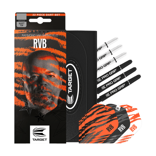 170015_Target_Raymond_Van_Barneveld_Brass_Softdarts_3 Das Bild zeigt das Produkt "Target Raymond Van Barneveld Brass Softdarts - 18g" mit Zubehör. Auf der Verpackung ist das Bild eines Mannes mit orangefarbenen Streifen und der Aufschrift "RVB" zu sehen.