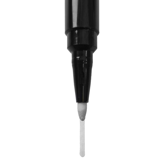 Dies ist die Spitze eines schwarzen Whiteboard-Markers. Die Spitze ist rund und gibt eine gleichmäßige, weiße Linie ab.