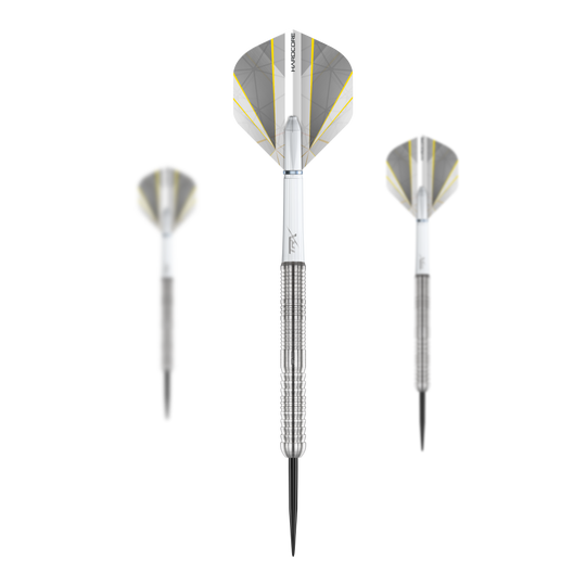 Das Bild zeigt drei Steeldarts des Produkts "Red Dragon Seren 1 Pure Steeldarts". Die Darts haben silberne Spitzen und Schäfte mit grauen und gelben Akzenten an den Flights.