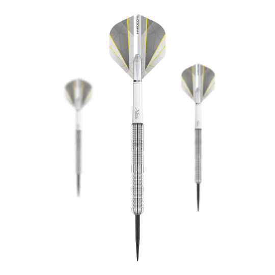 Red Dragon Seren 1 Pure Steeldarts Das Bild zeigt drei Steeldarts des Produkts "Red Dragon Seren 1 Pure Steeldarts". Die Darts haben silberne Spitzen und Schäfte mit grauen und gelben Akzenten an den Flights.
