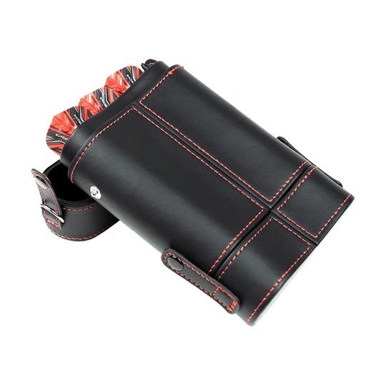 Das Bild zeigt ein schwarzes Dart-Etui mit roten Nähten, das einige Dartpfeile enthält. Es handelt sich um das Produkt „Harrows Prima Dartcase“.