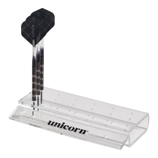 Unicorn Acrylic Dart Stand Das Bild zeigt einen durchsichtigen Acryl-Dartständer der Marke Unicorn. Im Ständer sind drei Dartpfeile ordentlich aufgestellt.