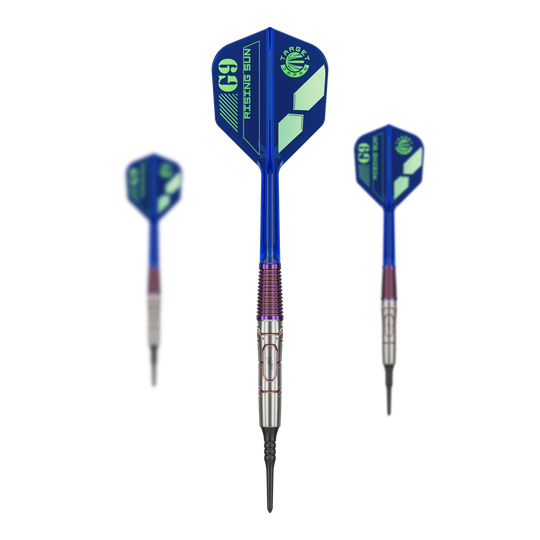 Target Japan Haruki Muramatsu Rising Sun GEN9 2BA Soft Darts - 21.5g Das Bild zeigt drei Softdarts der Marke Target Japan Haruki Muramatsu Rising Sun GEN9 2BA mit einem Gewicht von 21,5g. Die Darts haben blaue Flights mit grünem Aufdruck und silberne Spitzen.