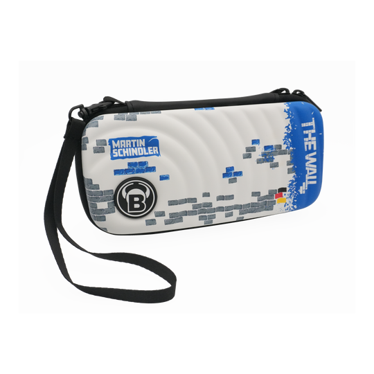 Das Bild zeigt das Produkt "Bulls Orbis S Martin Schindler Dartcase". Das Dartcase ist weiß mit einem Ziegelstein-Muster, einem blauen Bereich mit der Aufschrift "THE WALL" und besitzt einen schwarzen Trageriemen.