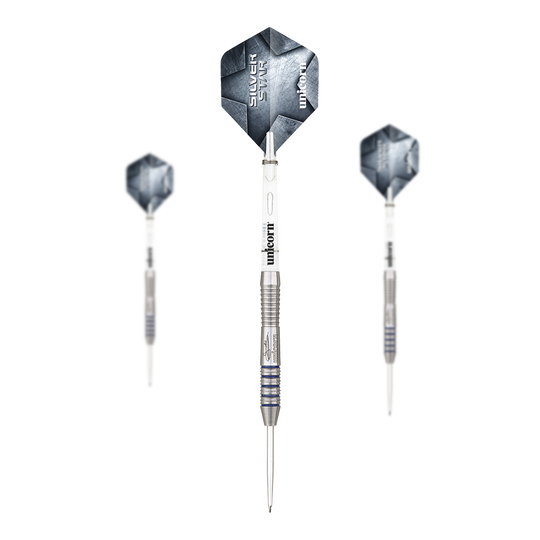 Unicorn Silver Star Var.2 Gary Anderson steel darts Auf dem Bild sind drei silberne Steeldarts mit schwarzen Flights zu sehen. Auf den Flights steht "Silver Star" und "Unicorn".