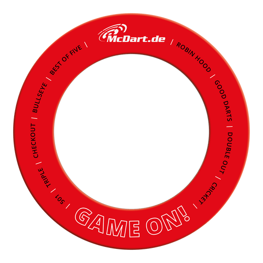 McDart Game On Surround Auf dem Bild ist ein roter Dartboard-Surround mit weißen Schriftzügen zu sehen. Oben steht "McDart.de" und unten steht groß "GAME ON!".