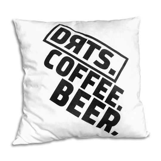 DRTS_K2_DRTS_Kissen_Weiss_1 Das Bild zeigt ein weißes Kissen mit schwarzem Aufdruck. Auf dem Kissen steht: "DRTS. COFFEE. BEER."