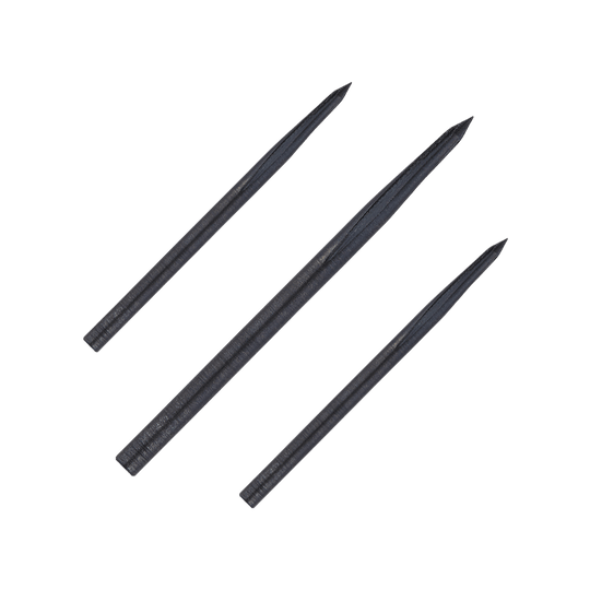 Das Bild zeigt drei schwarze Steeldartspitzen des Produkts „Unicorn Volute Noir“. Sie sind länglich, spitz zulaufend und aus Metall gefertigt.