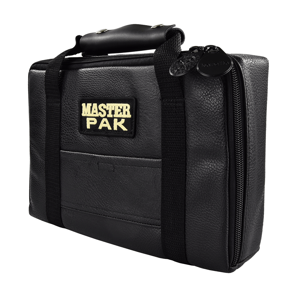 Pak5_Master_Pak_Leder_Edition_Darttasche_1 Auf dem Bild ist die "Master Pak Leder Edition Darttasche" zu sehen. Die schwarze Tasche besteht aus Leder und hat einen robusten Griff sowie einen Reißverschluss.