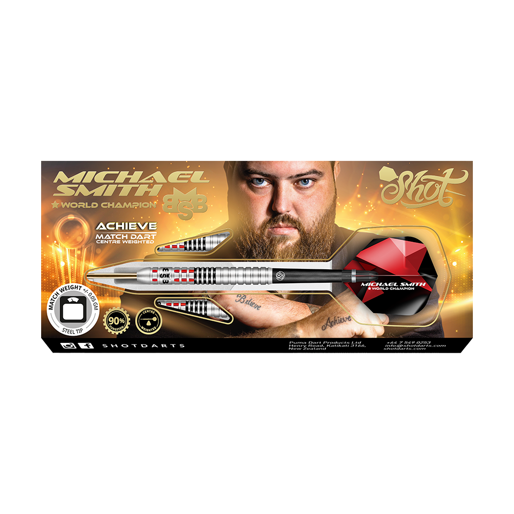Shot Michael Smith Achieve Steel Darts Auf dem Bild ist eine Verpackung für Steeldarts mit dem Namen „Michael Smith - World Champion“ zu sehen. In der Mitte ist ein Mann mit Bart abgebildet, und ein großer silberner Dartpfeil ist prominent dargestellt.