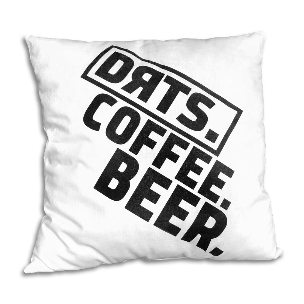 DRTS_K2_DRTS_Kissen_Weiss_1 Das Bild zeigt ein weißes Kissen mit schwarzem Aufdruck. Auf dem Kissen steht: "DRTS. COFFEE. BEER."